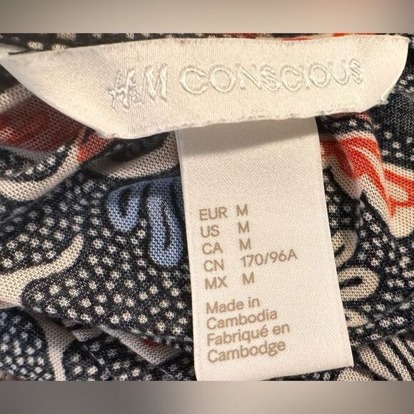 H&M Conscious Flowy Sleeveless Lightweight Printed Blouse Top. Medium. - Picture 6 of 8